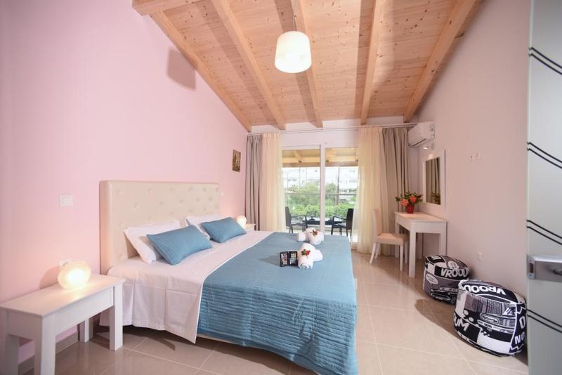 Palapart Gikas Suites And Studios Гувія Екстер'єр фото